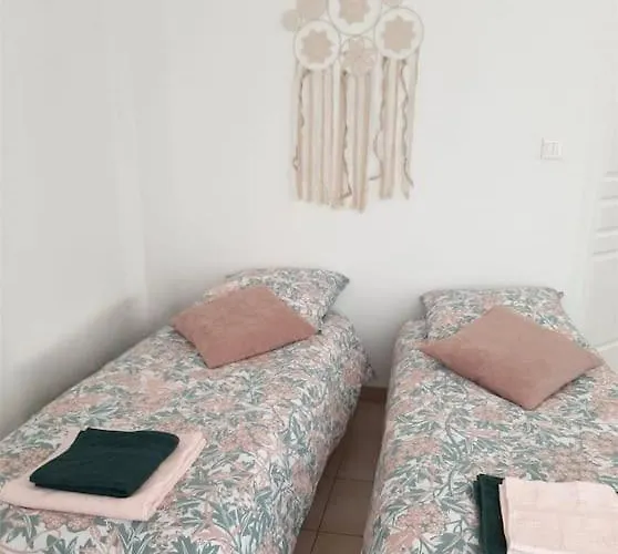 Proche Aeroport A Pied, Le Reve Rose. * Tille